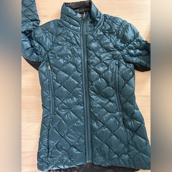 Lululemon run turn around jacket- Alberta Lake Blue/Black reversible 6 - Picture 3 of 7